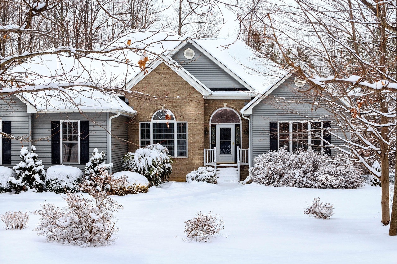 The Ultimate Winter Gutter Guide for a Safe, Dry Home