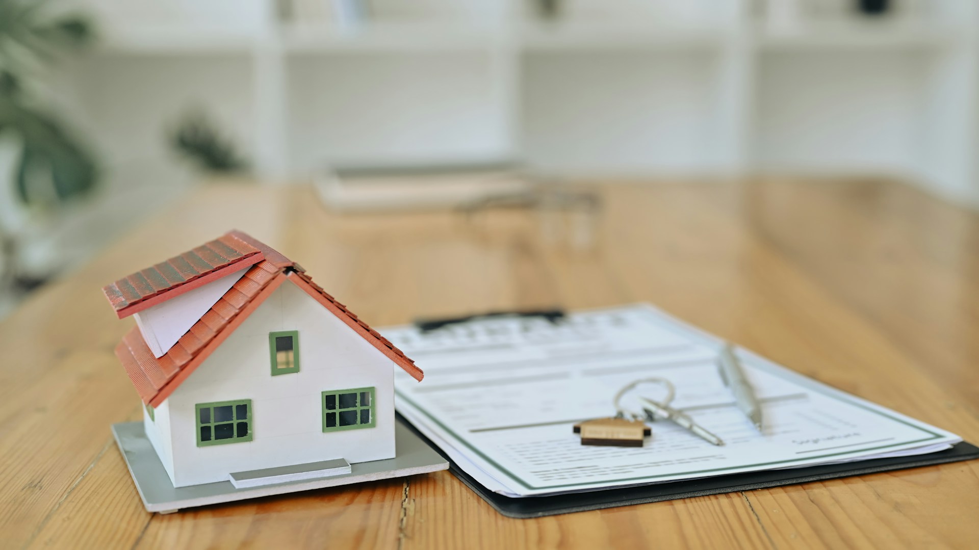Title Company Closing vs. Attorney-Handled Closing in Illinois: What Buyers and Sellers Should Know
