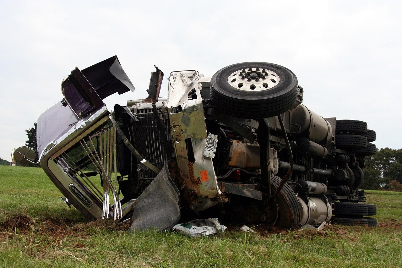 What to Do When a Trucking Accident Happens