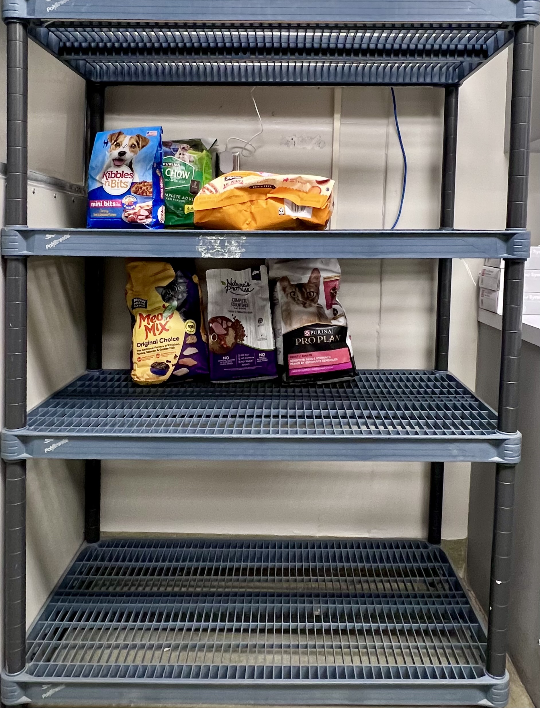 Please Support the APF’s Holiday Community Pet Food Pantry Drive 