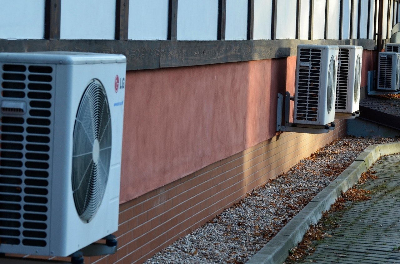 A bunch of hot air balloons are flying in the sky