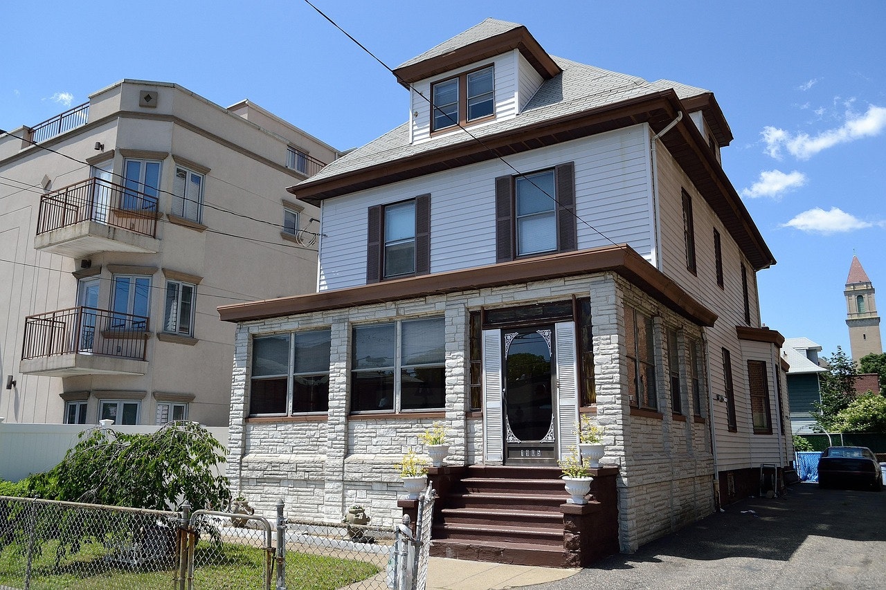 Short-Term Rentals vs. Long-Term Rentals: The Bookkeeping Differences That Impact Your Tax Bill